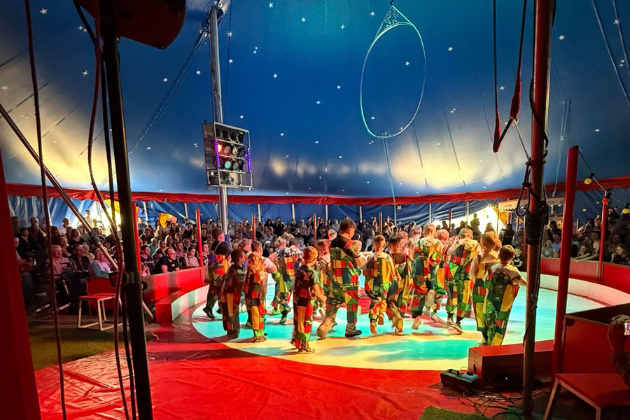 Blick in die Manege des Zirkus mit Athleten